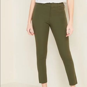 Old Navy High Rise Cropped Pixie Pants in Olive
